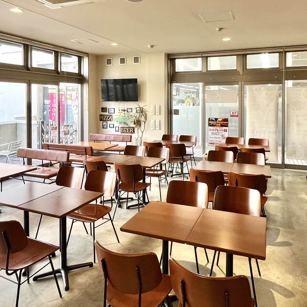 ナポリス彦根店店内