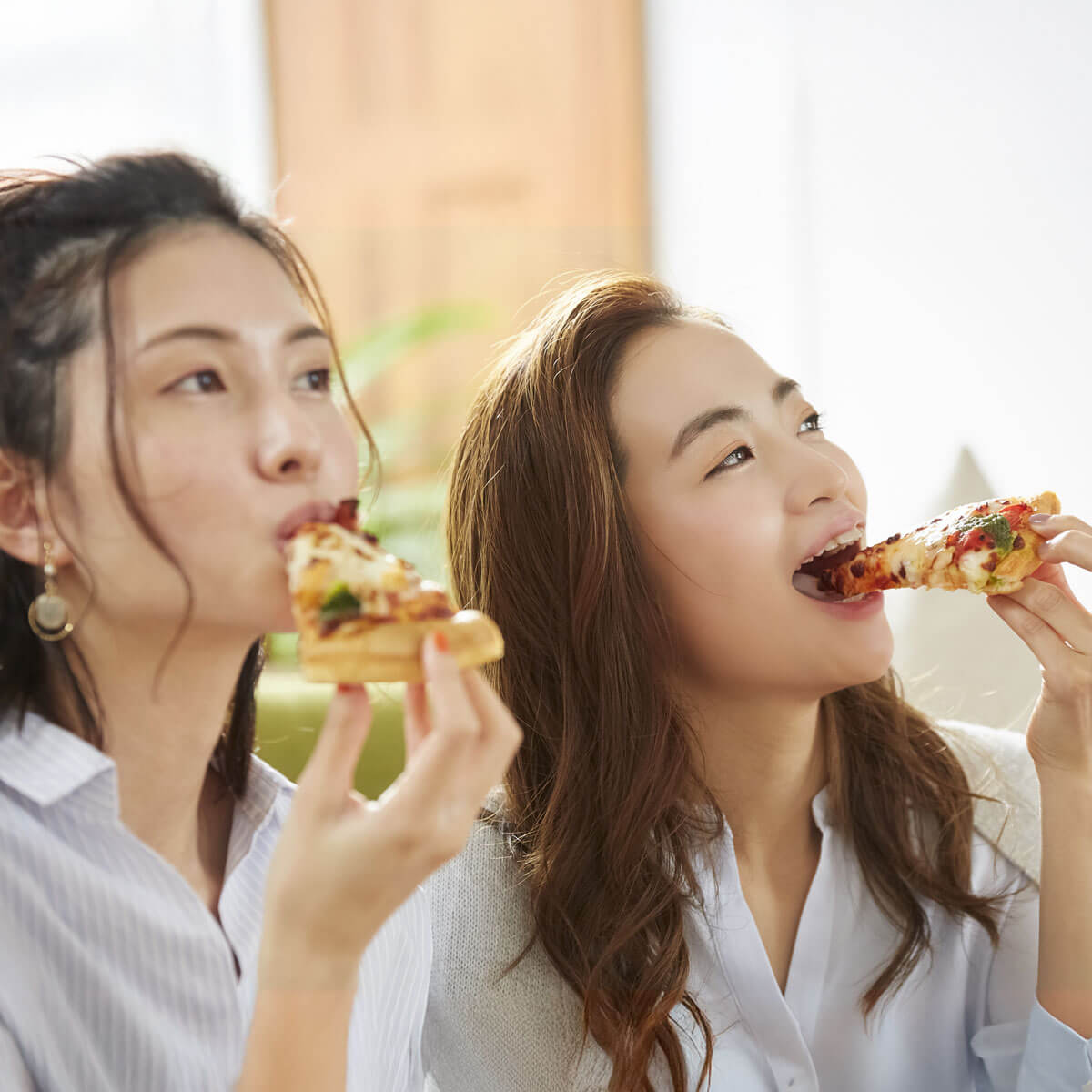 ピッツアを食べる女性